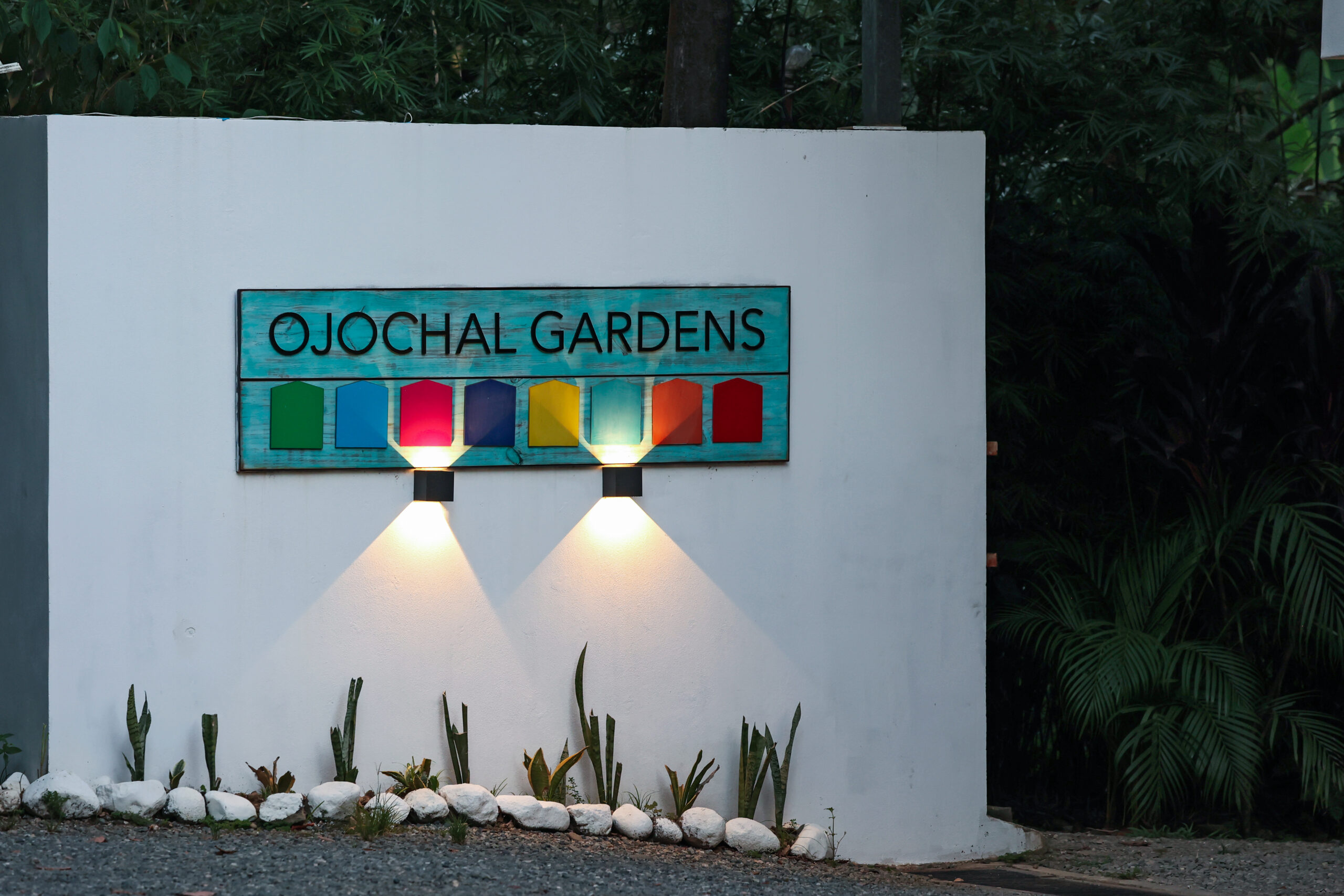 Coastal resort decor with tropical styling & marine-themed accessories