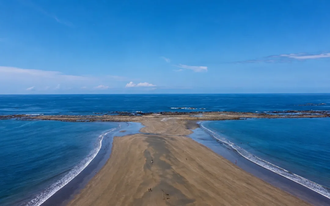 Whale's Tail sandbar at low tide, Marino Ballena National Park, first light